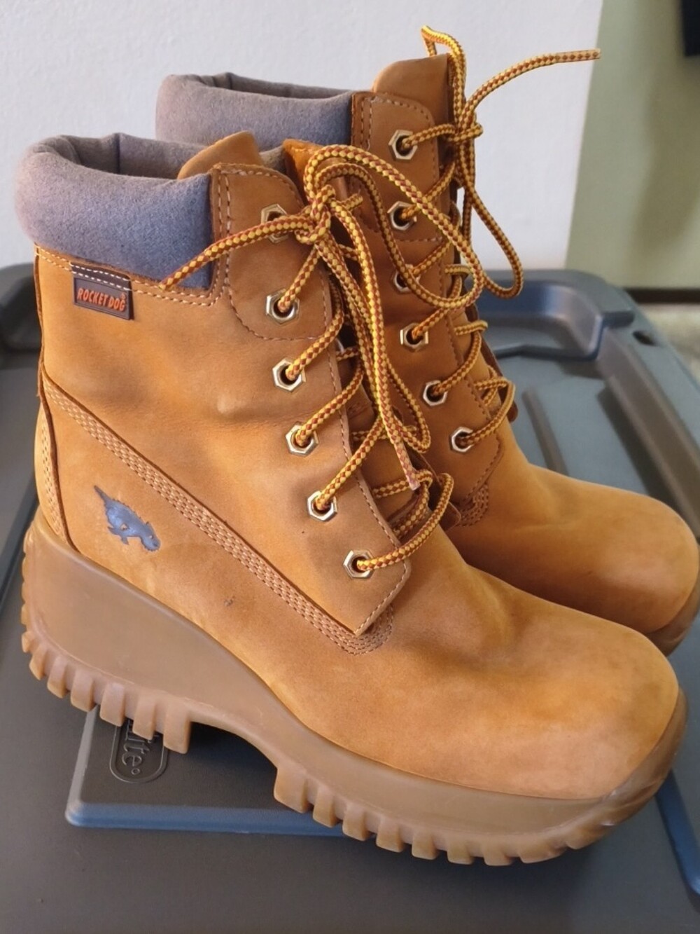 💕Rocket Dog Honey Tan Platform Lace-Up Boots💕